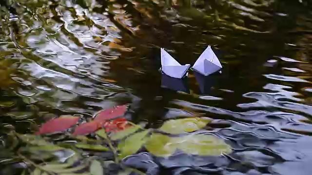 两条美丽的白纸船漂浮在河上视频下载