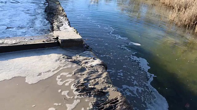 污水排入河里。视频素材