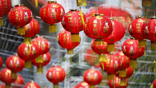 中国新年的灯笼与祝福文字意味着幸福，健康和财富。视频素材