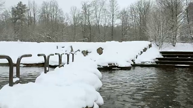 河上的桥。采用专业万向节稳定器。视频素材