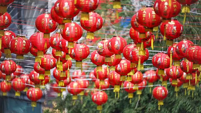 中国新年的灯笼与祝福文字意味着幸福，健康和财富。视频素材