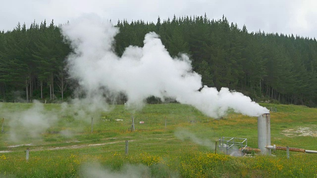 4K特写:白烟和蒸汽从地热发电厂的烟囱管道在Waikarei，新西兰视频素材