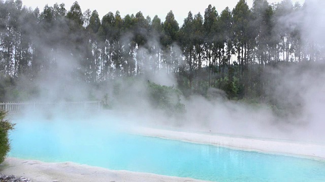 4K热气腾腾的地热温泉池视频素材