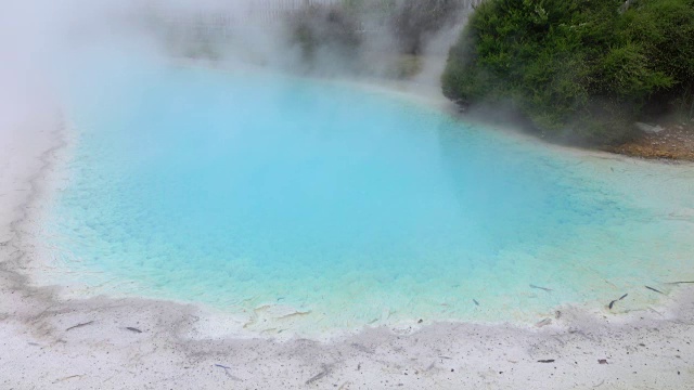 绝对美丽的地热温泉温泉蒸汽视频素材