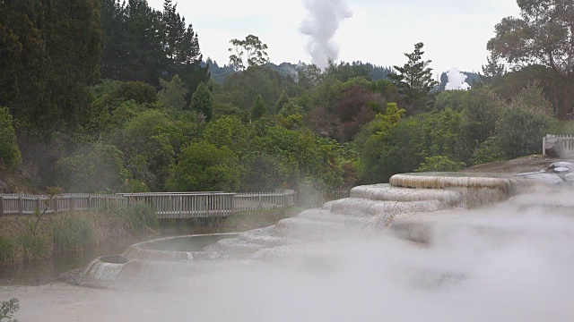 4K蒸汽从地热梯田涌出视频素材