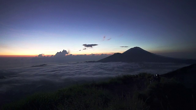 巴厘岛日出时的活火山视频素材