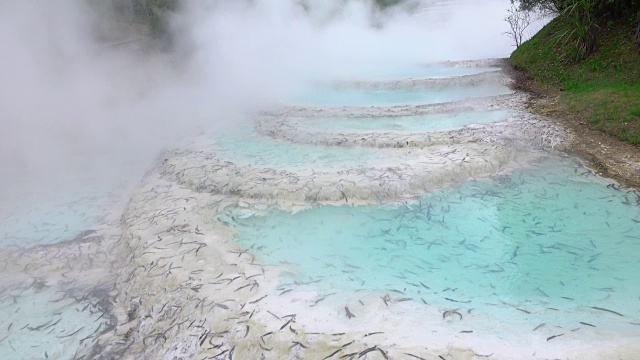 4K近距离:美丽的绿松石蓝色热水梯田地热温泉视频素材