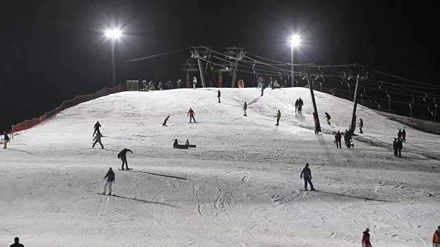 滑雪者和滑雪板运动员向山下滑雪视频素材