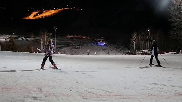 滑雪者和滑雪板运动员向山下滑雪视频素材