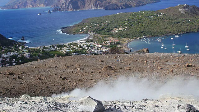 从火山口冒出的烟雾和蒸汽:意大利，西西里岛，埃奥利群岛视频素材