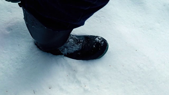 靴子在雪地上留下脚印视频素材