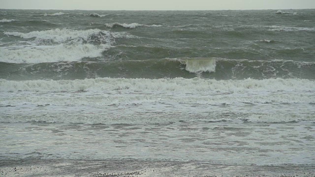 风暴的波浪冲击着海岸视频素材