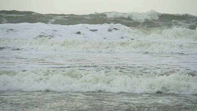 风暴的波浪冲击着海岸视频素材