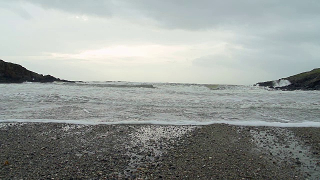 风暴的波浪冲击着海岸视频素材