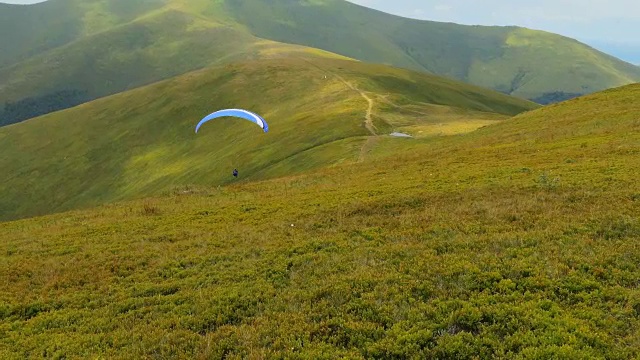 在高山上飞行的滑翔伞视频素材