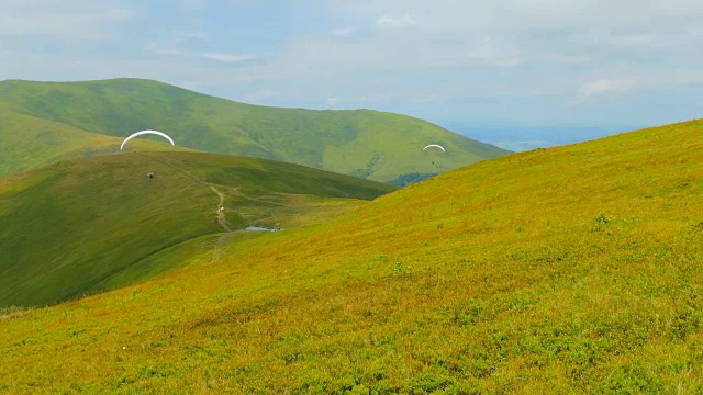 在高山上飞行的滑翔伞视频素材