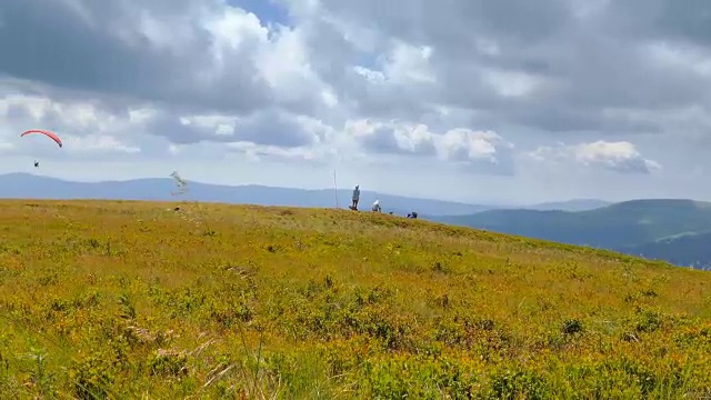 在高山上飞行的滑翔伞视频素材