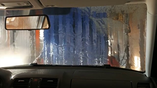 自动隧道洗车。从内部看到的景色。视频素材
