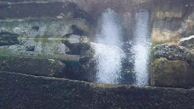 小瀑布下的水下景观。视频素材