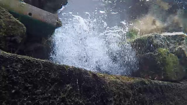 小瀑布下的水下景观。视频素材