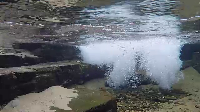 小瀑布下的水下景观。视频素材