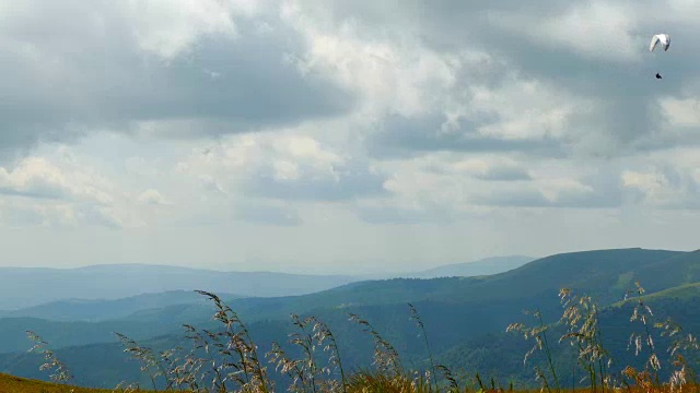 在高山上飞行的滑翔伞视频素材