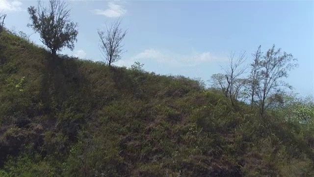 AERIAL:豪华度假游泳池酒店位于异国情调的白色沙滩上，配有日光浴躺椅和豪华海滨别墅，在完美的热带岛屿上郁郁葱葱的棕榈树下视频素材