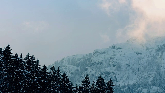 雪山附近的水汽捕捉阳光视频素材