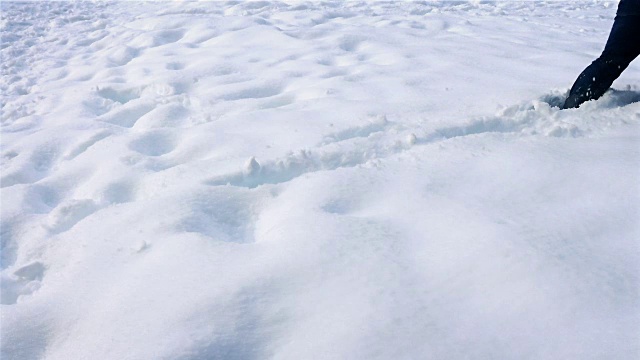 人走过厚厚的雪视频素材