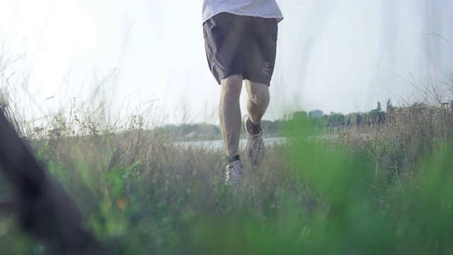 男人朝观众跑槽草视频素材