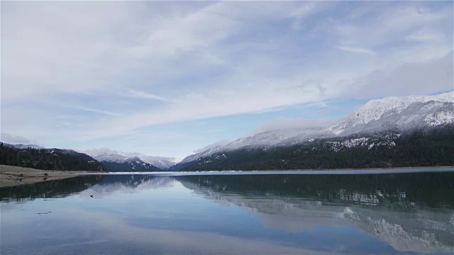 斯诺夸尔米山湖泊时光流逝与树和雪视频下载