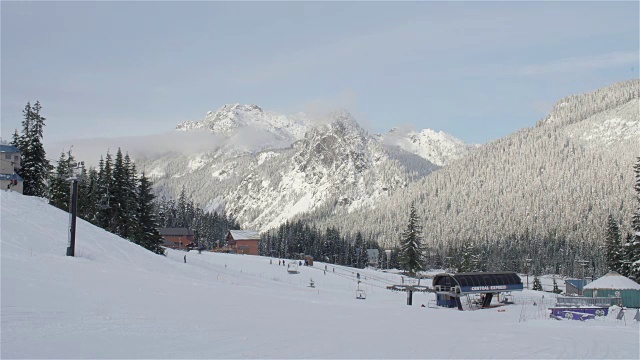 斯诺夸尔米垭口滑雪升降机山云时间流逝视频下载