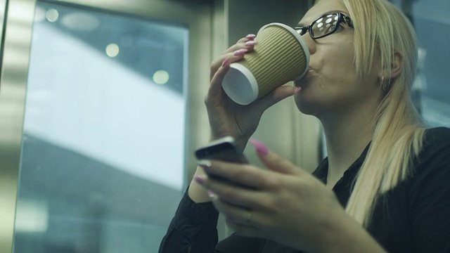 在咖啡馆喝咖啡和用手机的女人视频素材