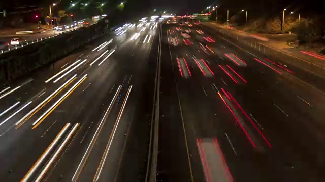 时间流逝的高速公路灯光在晚上视频素材