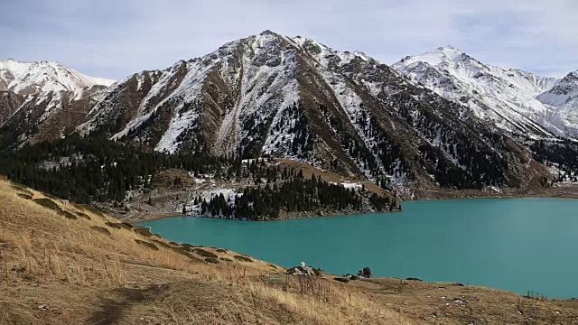 全景背景的仙女令人惊叹的美丽的自然湖泊景观在高山上视频素材