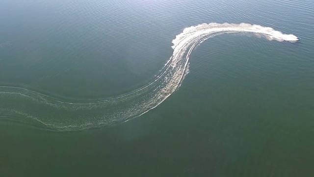 喷射天空在湖中移动视频素材