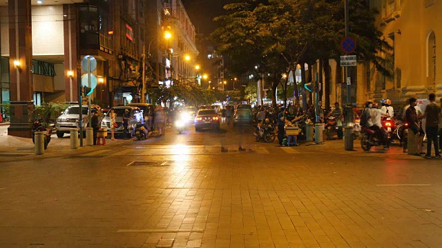 胡志明/西贡，越南- 2015年:亚洲城市街头交通夜晚时光流逝视频素材