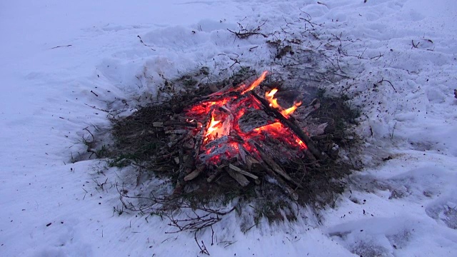 篝火在雪地里燃烧视频素材