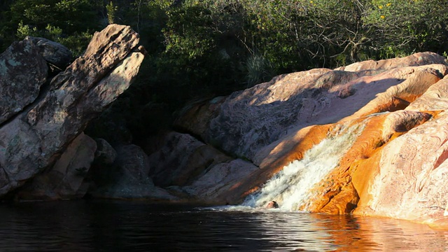 在瀑布中放松——Chapada Diamantina视频素材