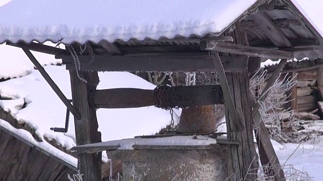 古井在传统的乡村宅基地与粘土建筑视频素材