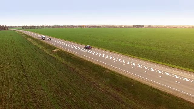 鸟瞰图卡车行驶在乡村道路上视频素材