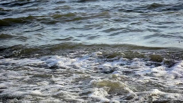 海浪拍打着卵石海岸视频素材