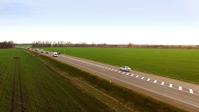 鸟瞰图卡车行驶在乡村道路上视频素材