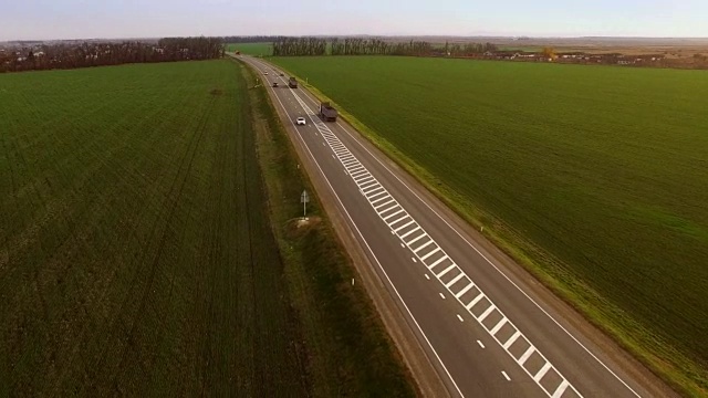 鸟瞰图卡车行驶在乡村道路上视频素材