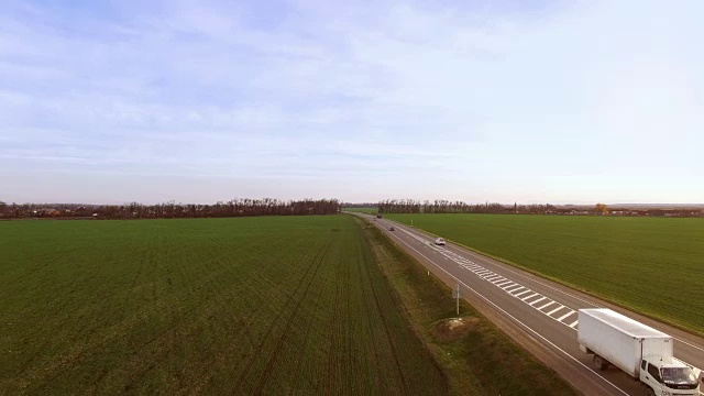 鸟瞰图卡车行驶在乡村道路上视频素材