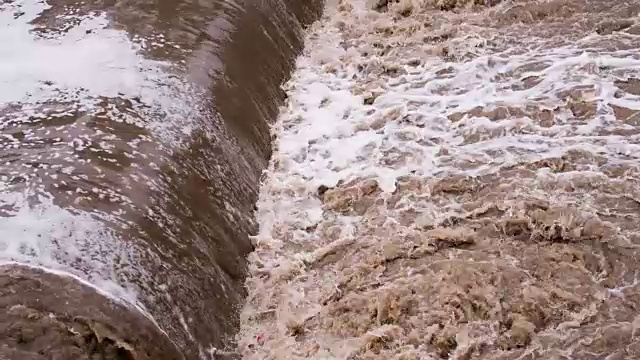 毁灭性的洪水流视频素材