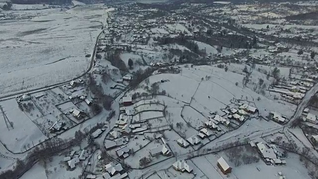 冬季场景，乡村村庄，鸟瞰图，摄像机平移视频素材