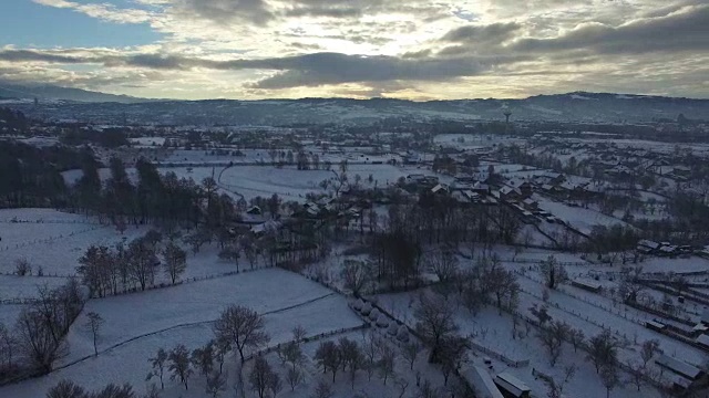 冬天的景象，在日落的乡村上空飞翔视频素材