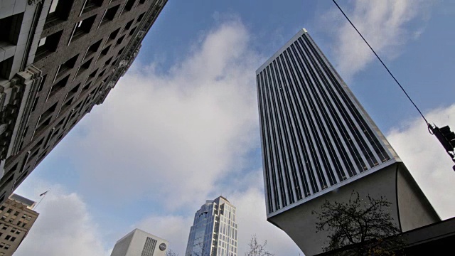 在一个部分晴朗的日子里，西雅图城市的建筑物与云视频下载