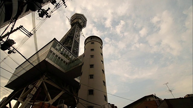 延时;日本大阪的标志性建筑Tsutenkaku Tower视频素材